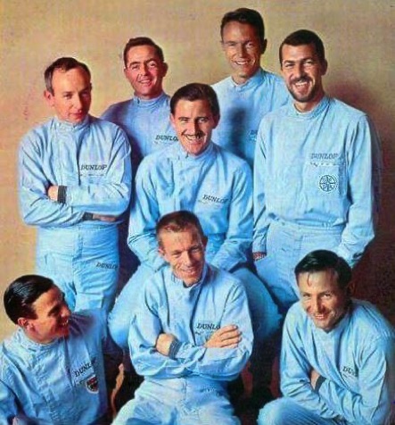 Les beaux mecs : tous pilote Dunlop : Jim accroupi aux côtés de Ginther, Mc Laren, Bonnier, Gurney, Graham Hill, Phill Hill et John Surtees